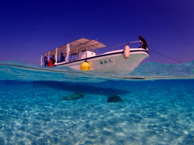 宮古島の海の上の船