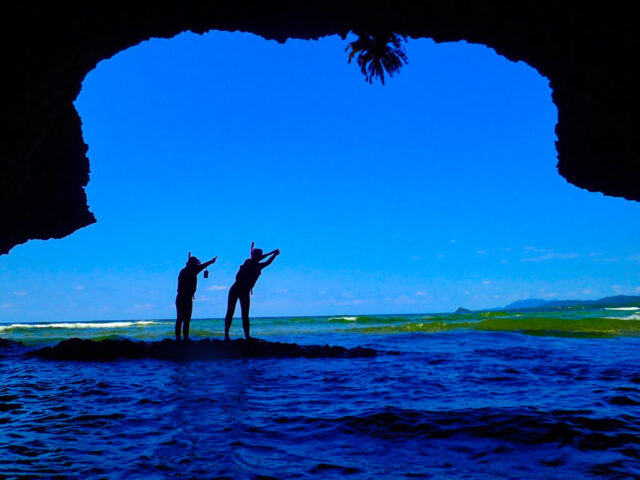 石垣島の青の洞窟で記念撮影