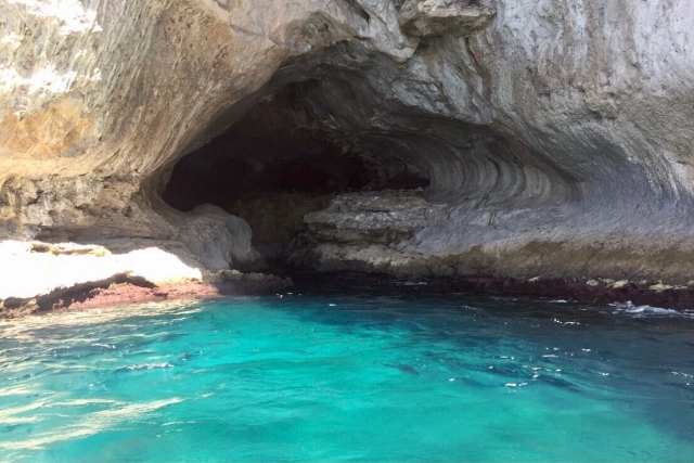 イタリア　カプリ島　青の洞窟の入口