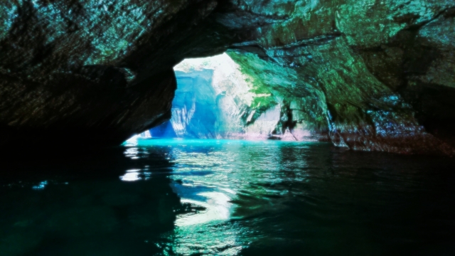 伊豆　青の洞窟