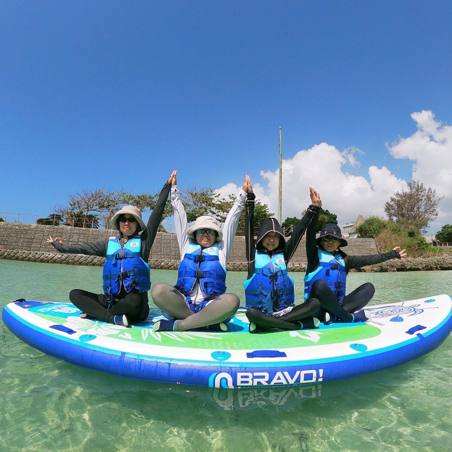 【宮古島・SUP】子供から大人まで大はしゃぎ！最大7人乗りのBIG SUP60分コース《GoPro写真データプレゼント付き》（No.889）