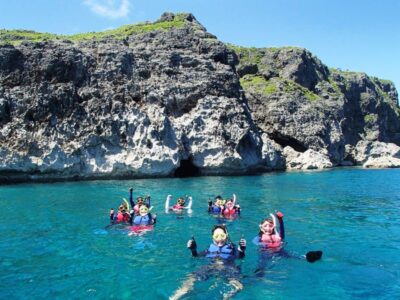 【宮古島/伊良部島/約1時間】地元出身ガイドがご案内☆青の洞窟シュノーケリング＆グラスボート海底遊覧ツアー＜7歳～65歳参加OK＞