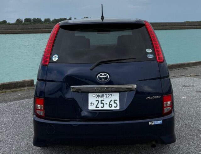 アイシス　後方　黒