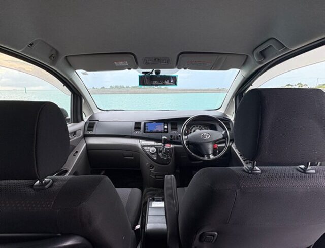 アイシス　車内