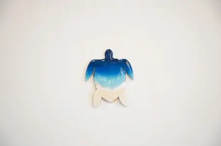 【宮古島/約1.5時間】世界に一つの小さなウミガメを手作り♪3歳から楽しめるレジンアート体験＜雨の日・当日予約OK＞空港から5分！