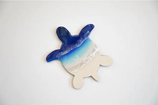 【宮古島/約1.5時間】大きなウミガメアートを制作♪宮古島最大の工房で海を感じるレジンアート体験＜雨の日・当日予約OK＞空港から5分！