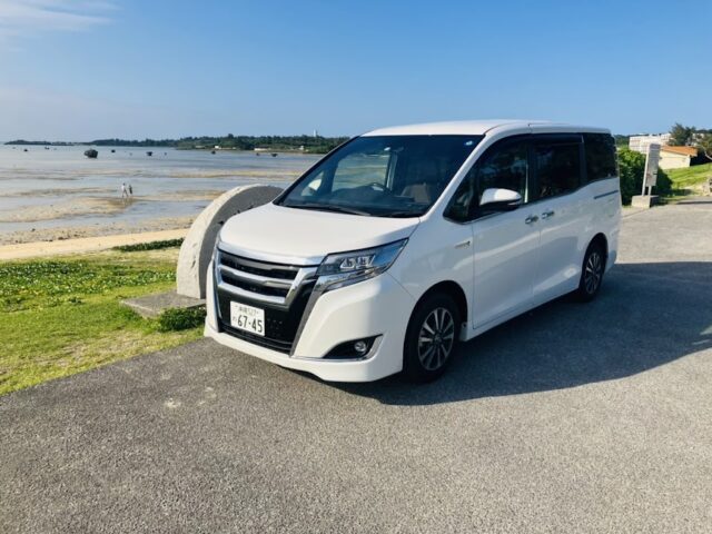 石垣島で人気の白いトヨタエスクァイアレンタカー