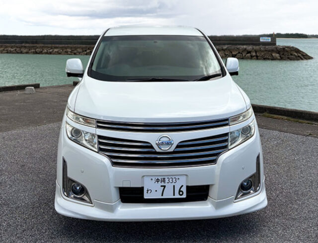 宮古島の海を背景にした日産エルグランドのレンタカー車両