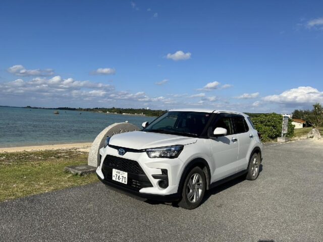 宮古島の海岸沿いに停めた白いコンパクトカー