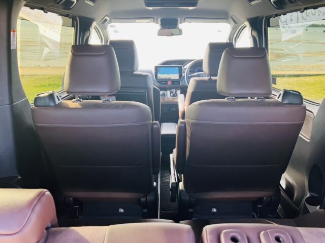 観光に便利なトヨタエスクァイアの快適な運転席