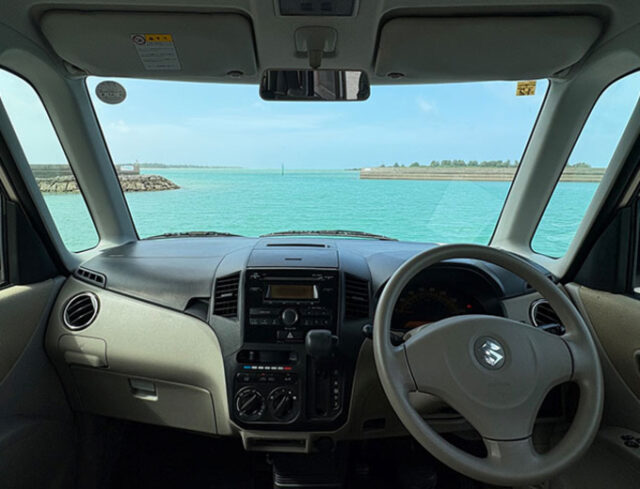 スズキ車の車内から見える宮古島の青い海とドライブ風景
