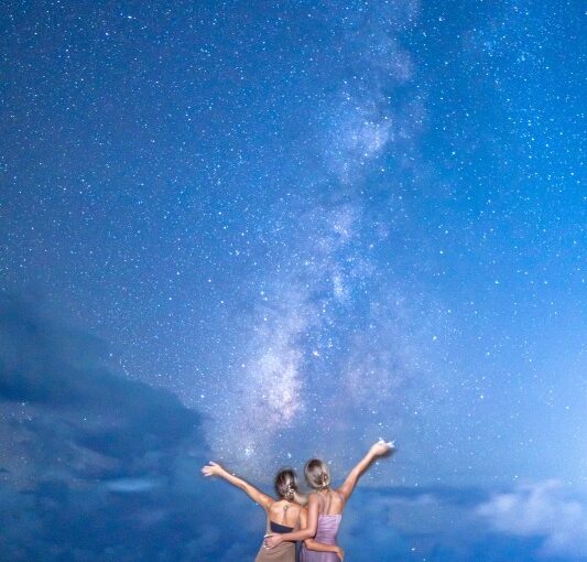 石垣島の星空ツアーで天の川を見上げる女性二人の後ろ姿