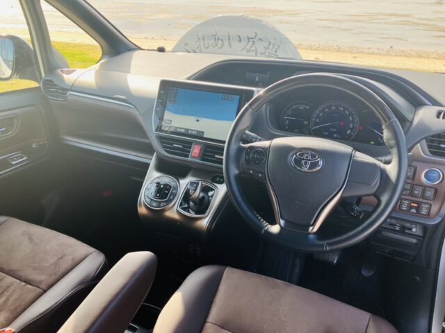 宮古島の海辺で停車したトヨタ車の車内とナビ画面の様子