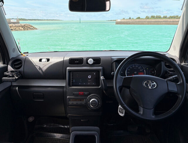 宮古島の海を望むピクシススペースレンタカーの車内