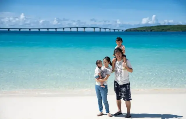 青い海と家族写真