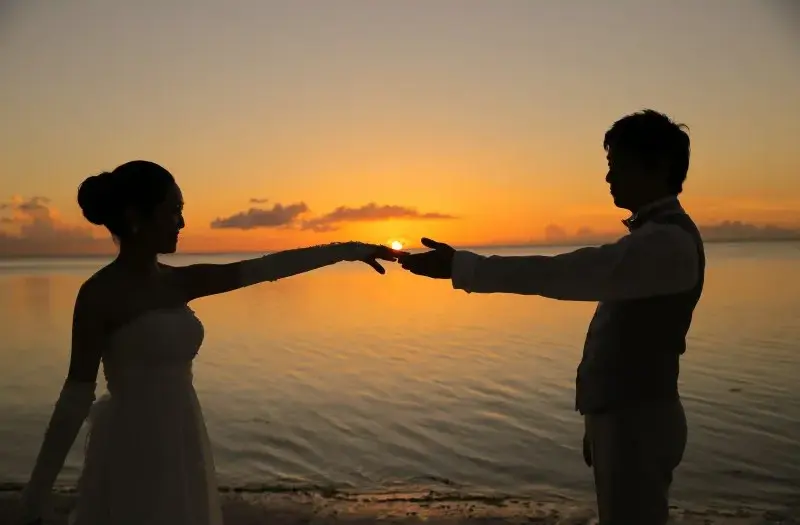 【宮古島/約1時間】美しいサンセットでふたりの特別な瞬間を♪宮古島の夕暮れを写真に刻むお手軽フォトプラン！当日納品で即シェア◎（Ｎo.770）