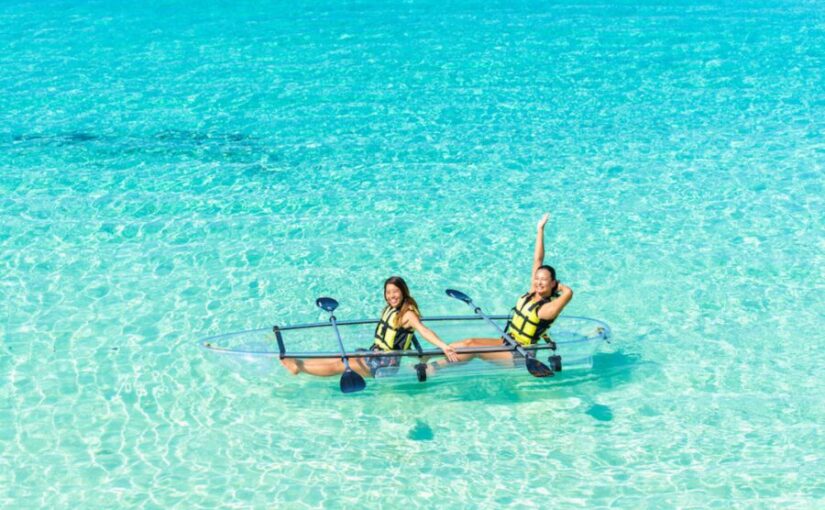 宮古島の透明な海でクリアカヤック