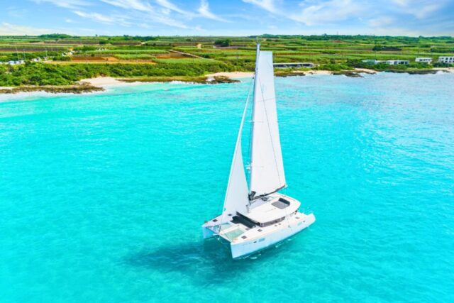 宮古ブルーを走る貸切ヨットクルーズ