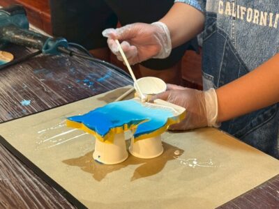 子どもが作成しているシーサーのレジンアート作品