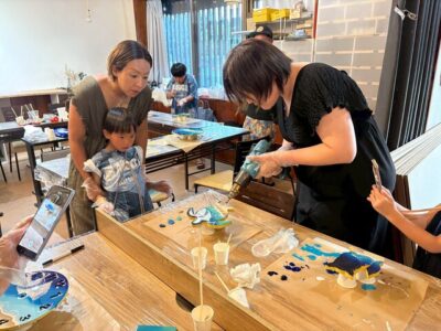 親子が一緒にレジンアート体験を楽しむ様子