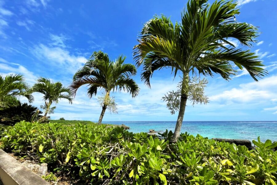 宮古島の橋と透明な海、青い空が広がる絶景