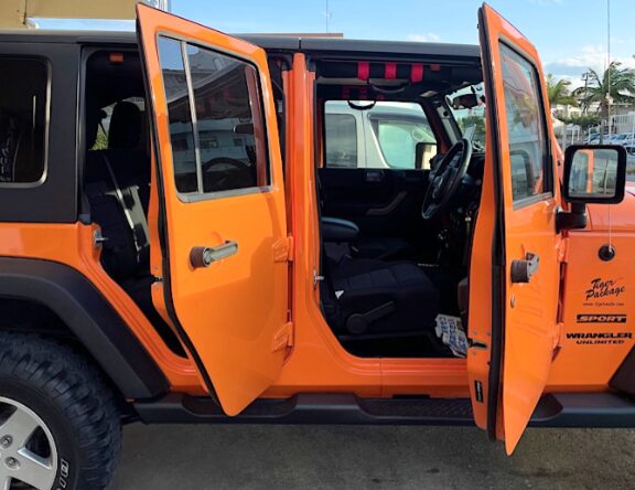 【宮古島・レンタカー】Jeep ラングラーアンリミテッドサハラ《最大5名乗り》カーナビ付き＜宮古空港・下地島空港・各ホテルへの無料送迎・荷物の無料配達サービスあり＞（No.r45）