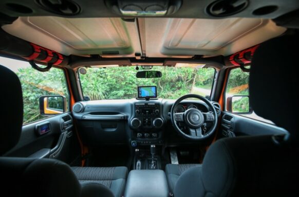 【宮古島・レンタカー】Jeep ラングラーアンリミテッドサハラ《最大5名乗り》カーナビ付き＜宮古空港・下地島空港・各ホテルへの無料送迎・荷物の無料配達サービスあり＞（No.r45）