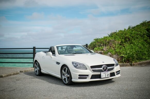 【宮古島・レンタカー】メルセデスベンツSLK200カーボンルックエディション《最大2名乗り》カーナビ付き＜宮古空港・下地島空港・各ホテルへの無料送迎・荷物の無料配達サービスあり＞（No.r46）