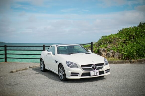 【宮古島・レンタカー】メルセデスベンツSLK200カーボンルックエディション《最大2名乗り》カーナビ付き＜宮古空港・下地島空港・各ホテルへの無料送迎・荷物の無料配達サービスあり＞（No.r46）