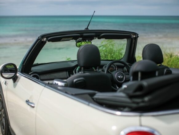 【宮古島・レンタカー】MINI ミニクーパーコンバーチブル（ペッパーホワイト）《最大4名乗り》カーナビ付き＜宮古空港・下地島空港・各ホテルへの無料送迎・荷物の無料配達サービスあり＞（No.r44）