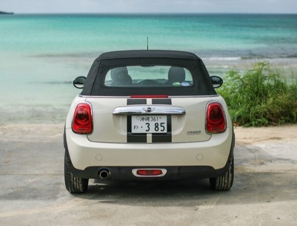 【宮古島・レンタカー】MINI ミニクーパーコンバーチブル（ペッパーホワイト）《最大4名乗り》カーナビ付き＜宮古空港・下地島空港・各ホテルへの無料送迎・荷物の無料配達サービスあり＞（No.r44）