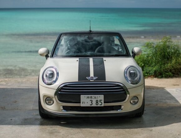 【宮古島・レンタカー】MINI ミニクーパーコンバーチブル（ペッパーホワイト）《最大4名乗り》カーナビ付き＜宮古空港・下地島空港・各ホテルへの無料送迎・荷物の無料配達サービスあり＞（No.r44）