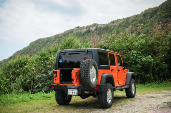 【宮古島・レンタカー】Jeep ラングラーアンリミテッドサハラ《最大5名乗り》カーナビ付き＜宮古空港・下地島空港・各ホテルへの無料送迎・荷物の無料配達サービスあり＞（No.r45）