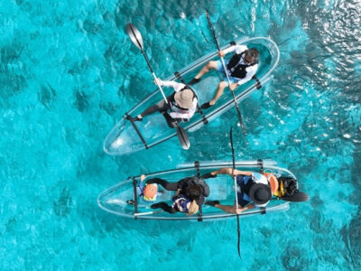 真上から見下ろした、コバルトブルーの海に浮かぶ2艇のクリアカヤック