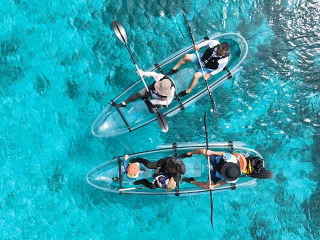 真上から見下ろした、コバルトブルーの海に浮かぶ2艇のクリアカヤック。