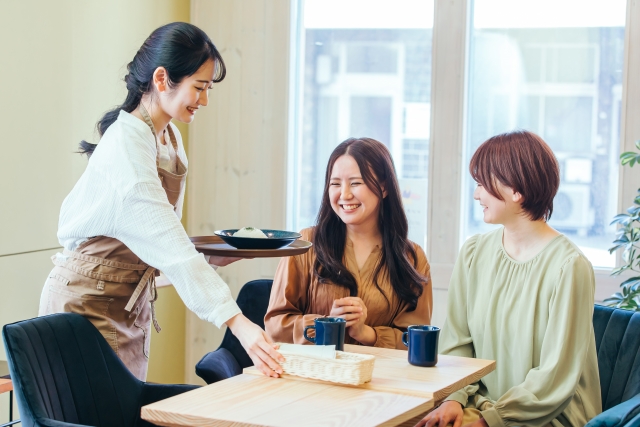宮古島のステーキレストランでランチをする女性