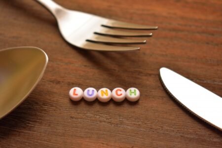 ランチ　昼食　レストラン　イメージ