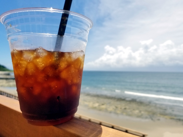 宮古島のビーチで飲む冷たいアイスコーヒー
