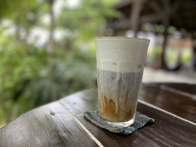 宮古島のカフェで飲むクリームの乗ったアイスコーヒー