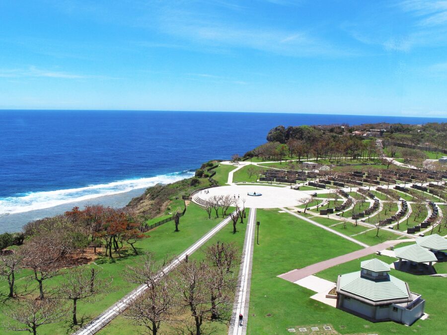 東平安名崎の公園から見る太平洋と宮古島の青空