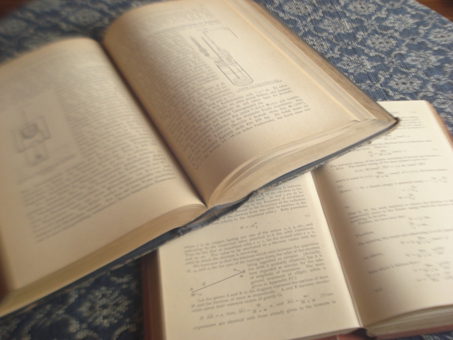 古い洋書を開いて知識や情報を深める写真