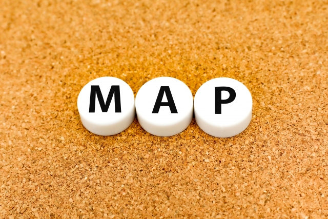 コルクの上にある地図「MAP」で道順を検索する