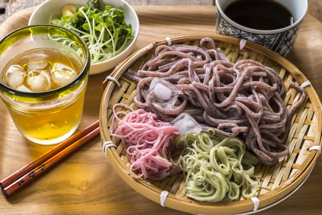 宮古島で楽しめるカラフルなざるそばと冷たいお茶