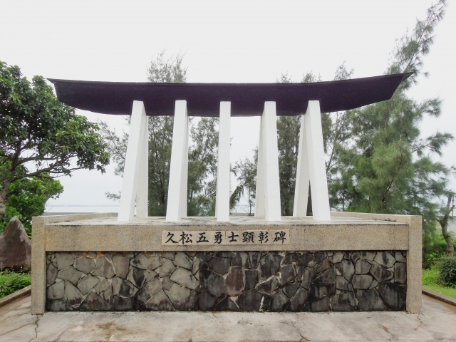 宮古島の海辺に建つ久松五勇士顕彰碑の全景