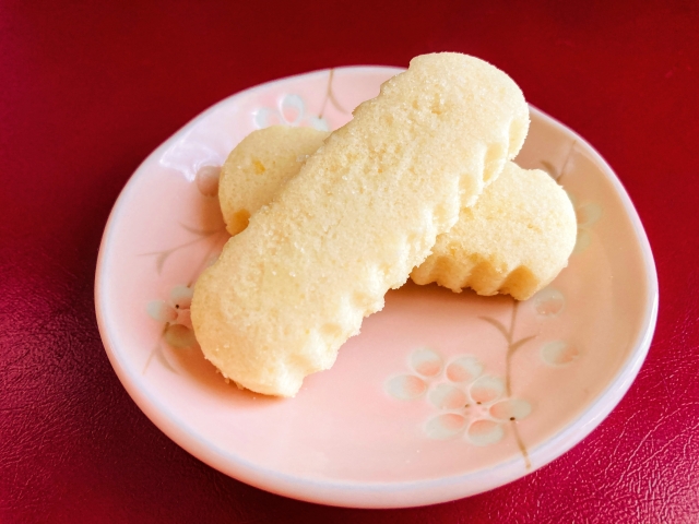 ピンクの小皿に乗せられた宮古島名物のちんすこう