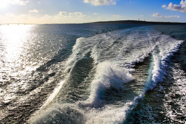 宮古島の夕焼けとフェリーの白波