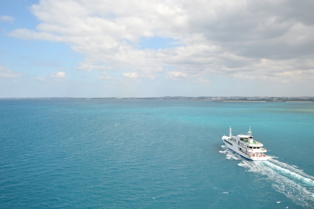 宮古島から発車するフェリー