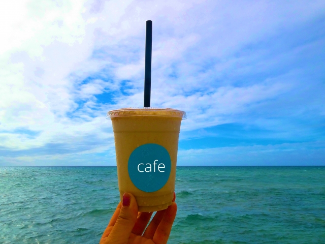 海沿いのカフェ