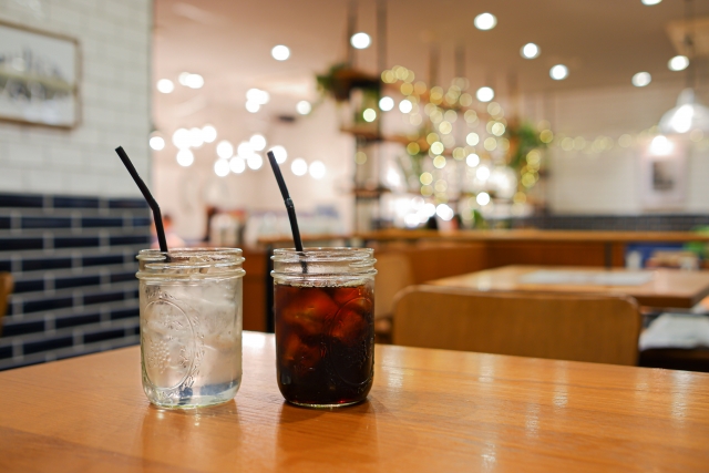 カフェで冷たいアイスコーヒーと炭酸水
