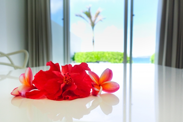リゾートホテルの景色　テーブルの上のハイビスカス　リゾートホテル